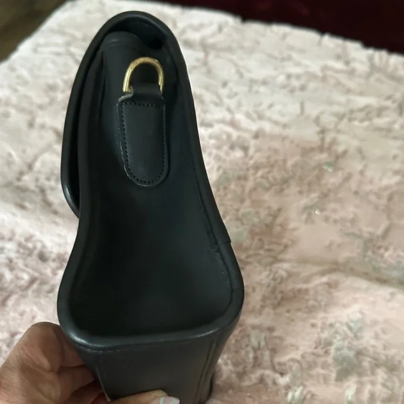 Coach Willis Black Leather Handbag with Gold Clasp - Picture 4 of 13